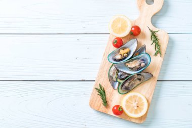 ahşap tahta üzerinde taze midye