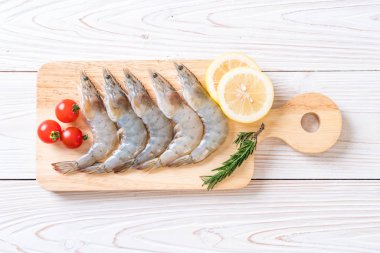 Tahtada çiğ karides ya da karides.