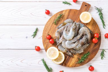 Tahtada çiğ karides ya da karides.