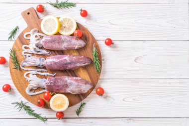 taze ahtapot veya mürekkep ahşap tahta üzerinde ham