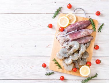 taze deniz ürünleri ham (karides, mürekkep) ahşap tahta üzerinde 