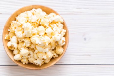 Ahşap üzerine tatlı patlamış mısır