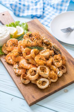 soslu kızarmış deniz ürünleri (mürekkep, karides, midye)