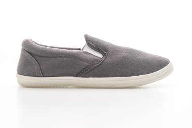 Beyaz arka planda gri spor ayakkabı 