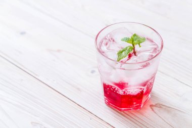 buzlu çilekli soda
