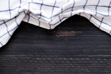 ahşap arka plan üzerinde mutfak bezi (peçete)