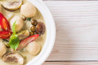 Balık topu ile yeşil köri