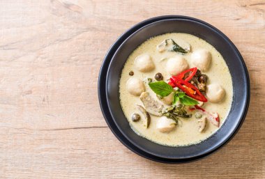 Balık topu ile yeşil köri