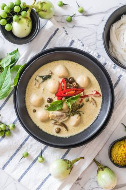 Balık topu ile yeşil köri