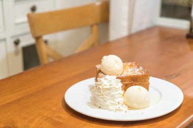 vanilyalı dondurma ile bal tost