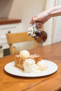 vanilyalı dondurma ile bal tost