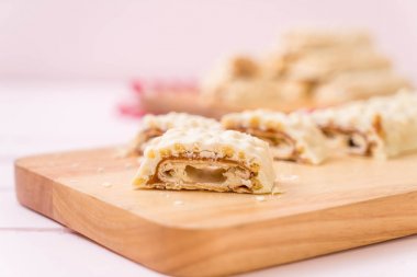 beyaz çikolata karamel ve gevrek gevrek bar ile