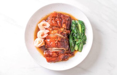 Kızarmış ördek masada.