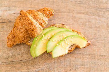 Avokado kruvasan sandviç