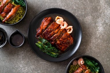 Kızarmış ördek masada.