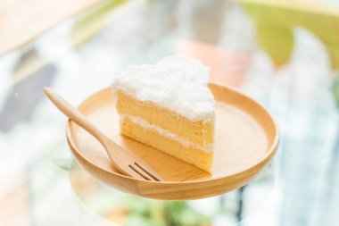 Hindistan cevizli pasta plaka üzerinde