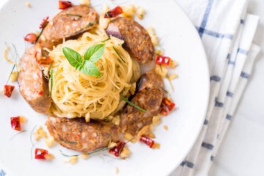 Sai Aua (Notrhern Tay baharatlı sucuk ile tavada kızartılmış spagetti)