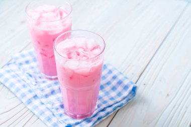 pembe çilek milkshake