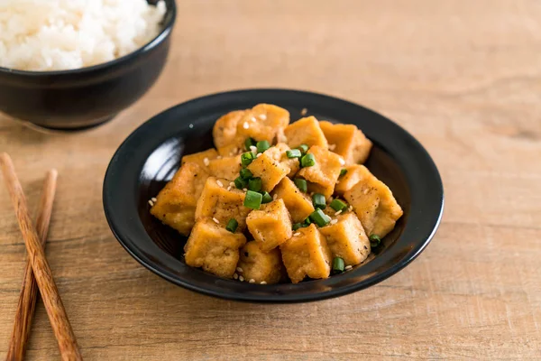 Smażone Tofu w misce z sezamem — Zdjęcie stockowe