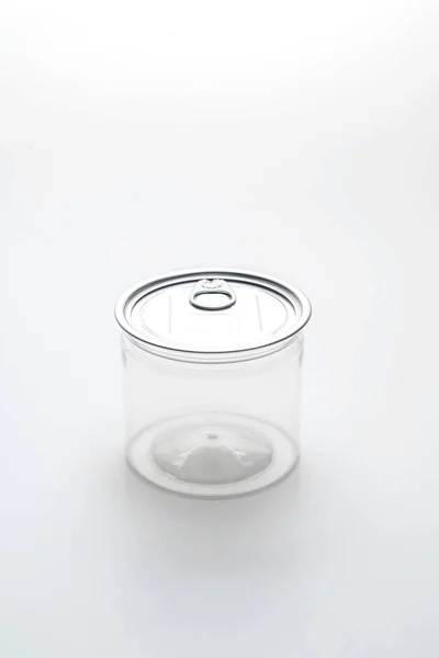 白色背景上的空塑料罐 — 图库照片