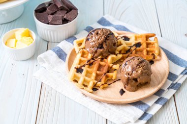 Çikolatalı dondurma waffle ile
