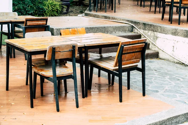 Mesa de madera vacía y silla en el restaurante al aire libre — Foto de Stock
