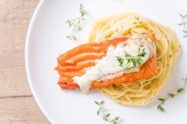 Kızarmış som balığı spagetti