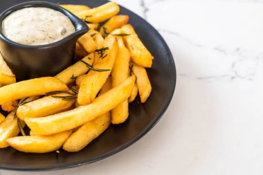 Soslu patates kızartması.