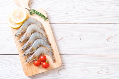 Tahtada çiğ karides ya da karides.