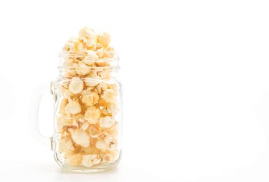 Beyaz arka plan üzerinde tatlı patlamış mısır