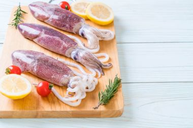 taze ahtapot veya mürekkep ahşap tahta üzerinde ham