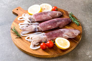 taze ahtapot veya mürekkep ahşap tahta üzerinde ham