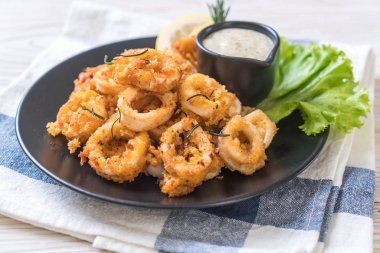 Kızarmış squids ve soslu ahtapot (kalamar)