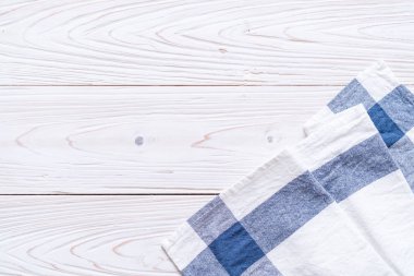 ahşap arka plan üzerinde mutfak bezi (peçete)