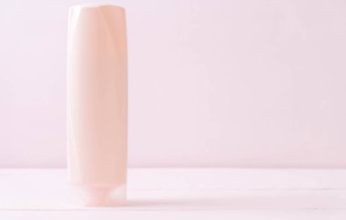 şişe şampuan ve saç kremi şişe ahşap üzerine 