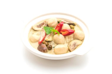 Balık topu ile yeşil köri