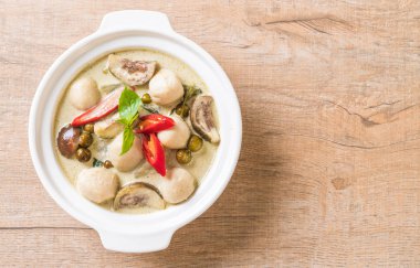 Balık topu ile yeşil köri