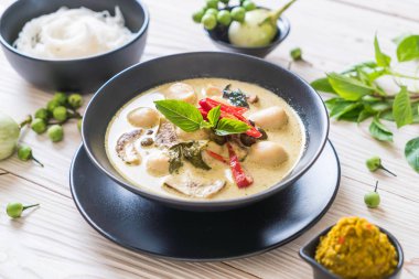 Balık topu ile yeşil köri