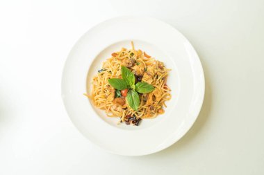 Tavada kızartılmış spagetti ve kurutulmuş gurami