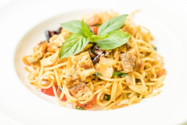 Tavada kızartılmış spagetti ve kurutulmuş gurami