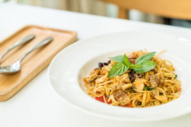 Tavada kızartılmış spagetti ve kurutulmuş gurami