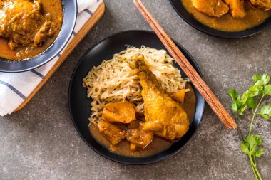 Şehriye ile tavuk Massaman köri hamur