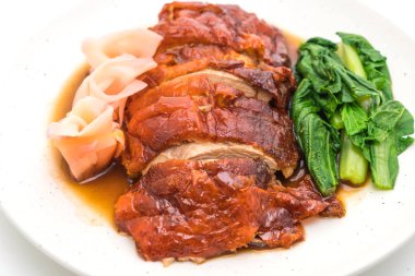 beyaz zemin üzerine kızarmış ördek