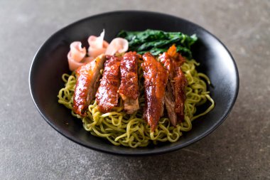 sebze erişte ile kızarmış ördek