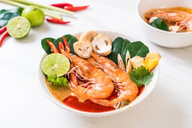 Tom Yum Goong baharatlı ekşi çorbası