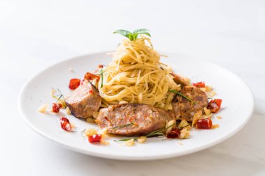 Sai Aua (Notrhern Tay baharatlı sucuk ile tavada kızartılmış spagetti)