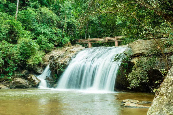 Belle cascade de Mae Sa à Chiang Mai, Thaïlande — Photo