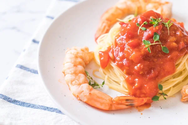 Спагетти с томатным соусом и креветками — стоковое фото