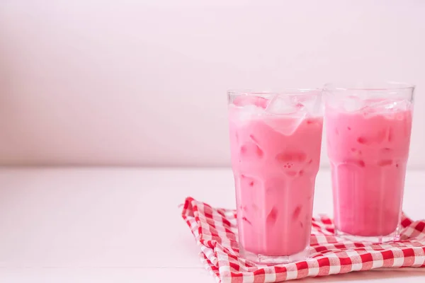 Roze aardbei milkshake — Stockfoto