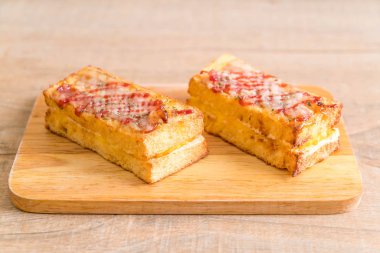 croque monsieur bacon ans egg sandwich